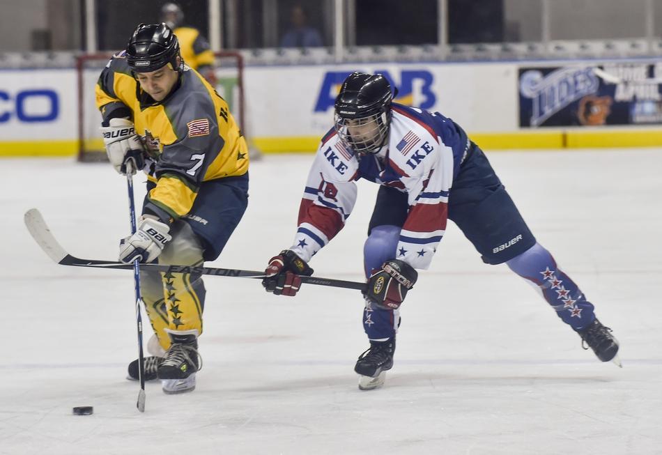 Ice Hockey, two Players with puck