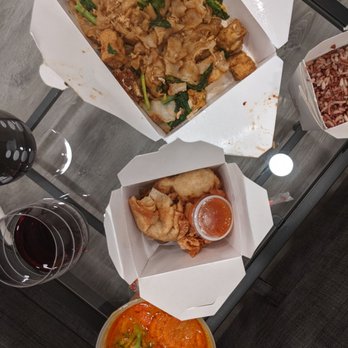 Panang curry + drunken noodles + crab Rangoons