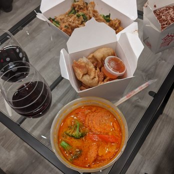 Panang curry + drunken noodles + crab Rangoons