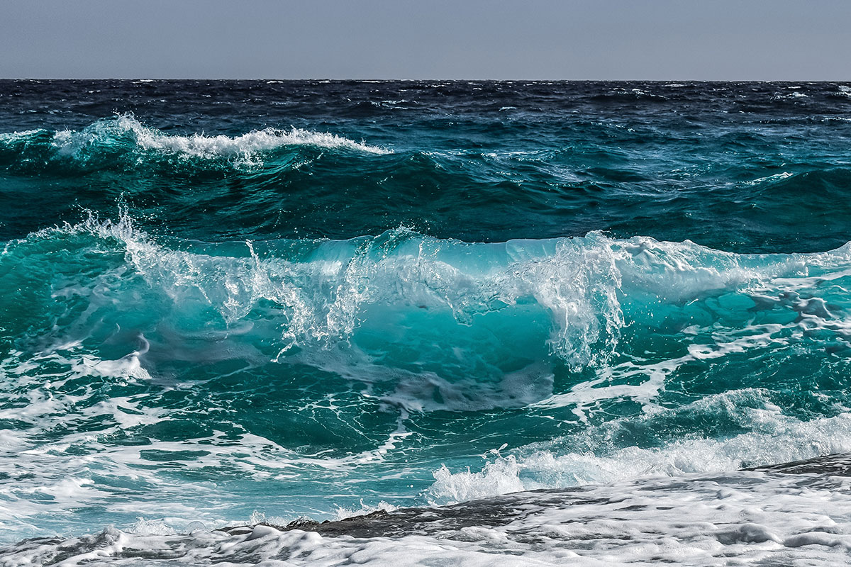 broad spectrum of colors seen through the waves