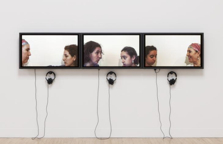 Zineb Sedira, <em>Mother Tongue</em>, 3 screens installation, 5 minutes each (Brooklyn Museum) © Zineb Sedira