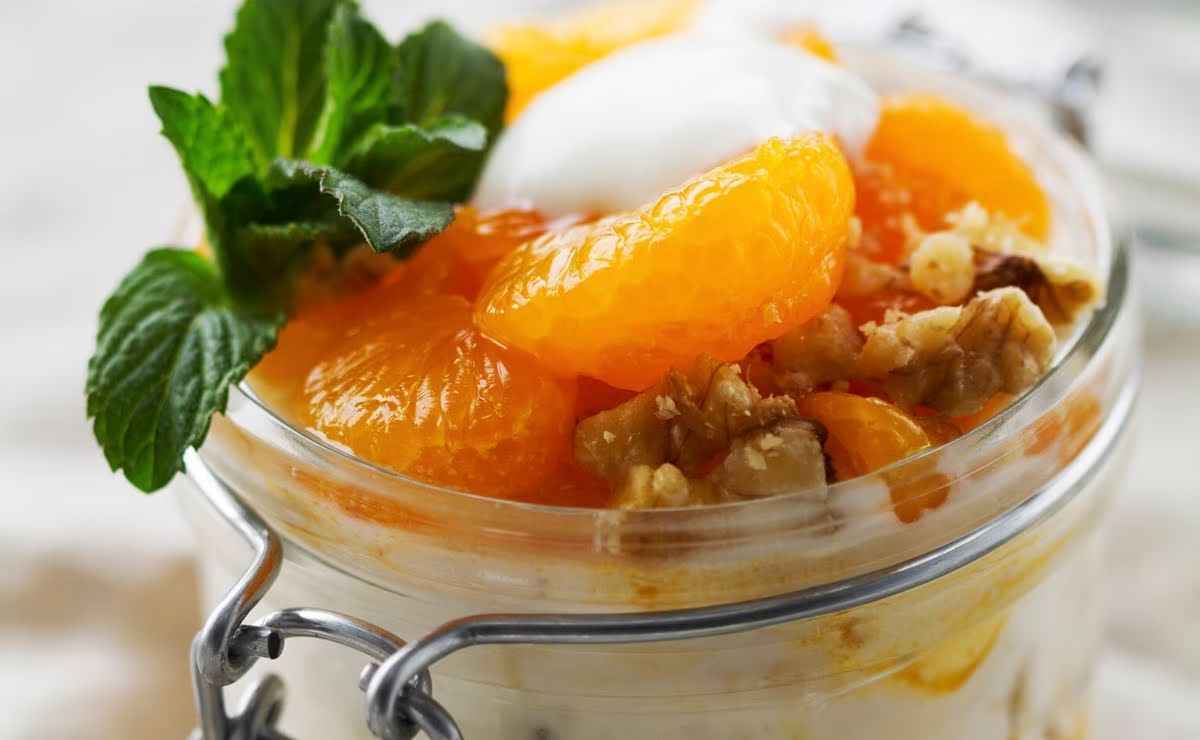 Yogurt con avena, mandarina y nueces