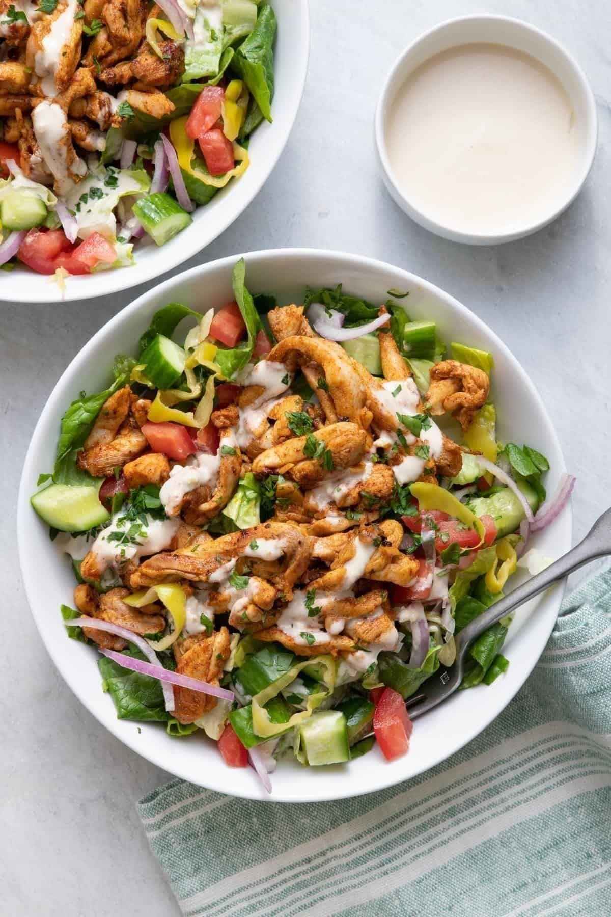 Ensalada básica de pollo con aderezo cremoso