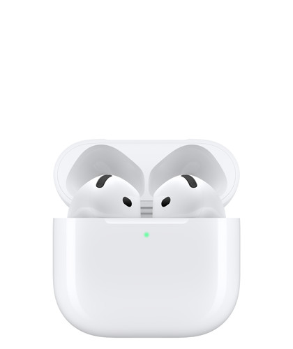 AirPods 4 放置在打開的充電盒內 ，圓角設計的充電盒外有 LED 電源指示燈