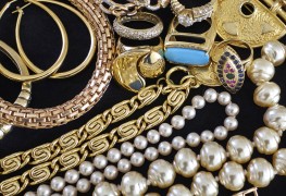 8 tips for finding authentic antique jewellery