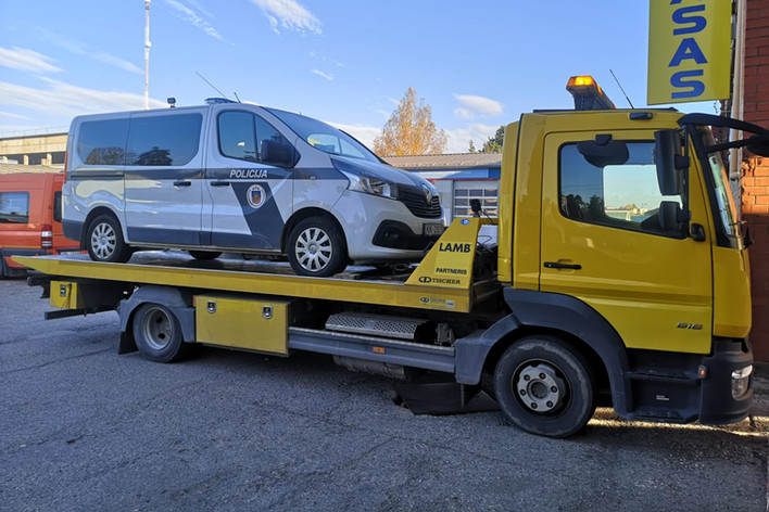 Policijas auto evakuācija ar Mercedes RG Auto