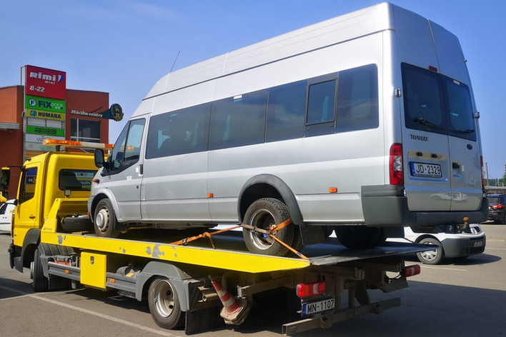 Pasažieru busa transportēšana ar evakuatoru 