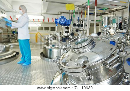 pharmaceutical factory equipment mixing tank on production line in pharmacy industry manufacture factory