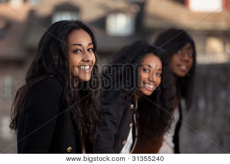 Retrato de feliz Youngs afro-americano adolescente