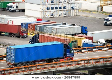 Transportation of cargoes in containers by lorry