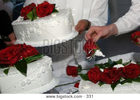 Arreglo de flores sobre el pastel de boda