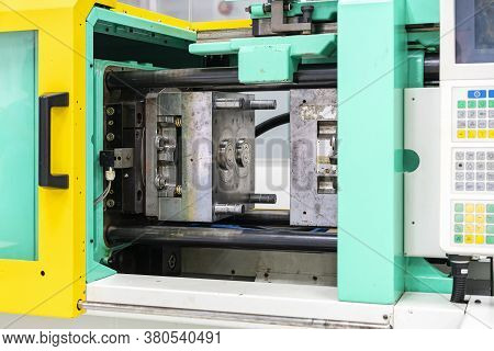 Metal Mould Or Plastic Injection Mold Setup On High Pressure Injection Molding Machine For Mass Prod