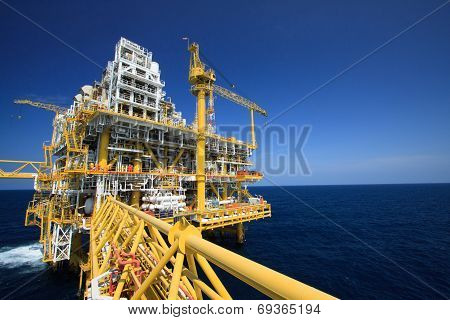 Oil and gas platform in offshore industry, Production process in petroleum industry, Construction pl