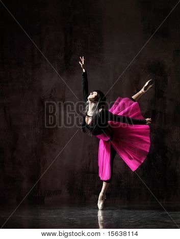 ballerino moderno stile in posa su sporco grunge background