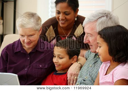 Avós juntamente com sua família em casa