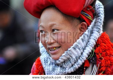 Mulher de vermelho Dao com um turbante. Sapa, Vietname