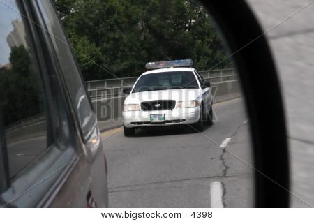 Policía en espejo retrovisor