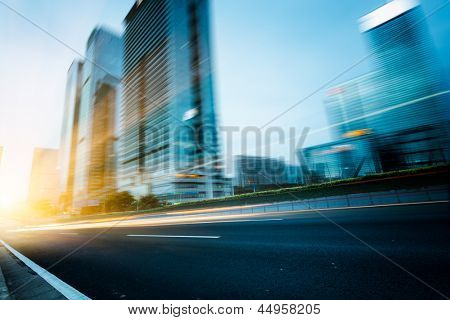 i sentieri di luce sullo sfondo in edificio moderno di shanghai Cina.