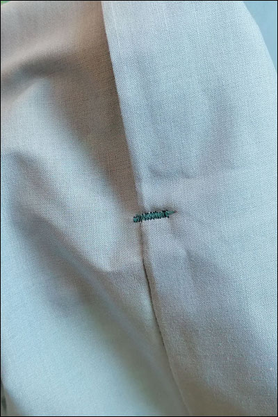 Sy en ficka i sidsömmen även på ett plagg där det inte finns från början